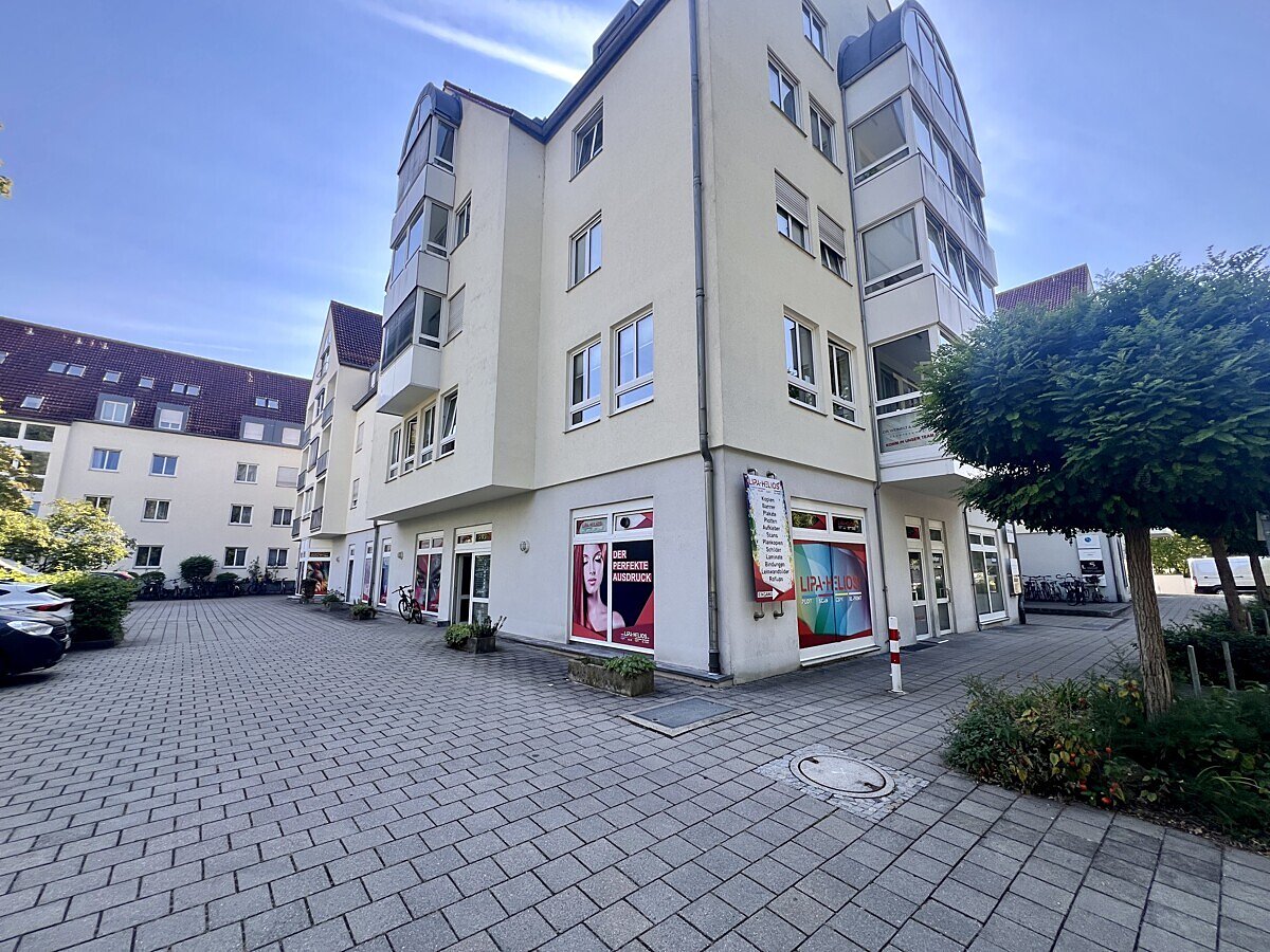 Gewerbefläche Innerer Westen – Gebäudeansicht mit Schaufenstern